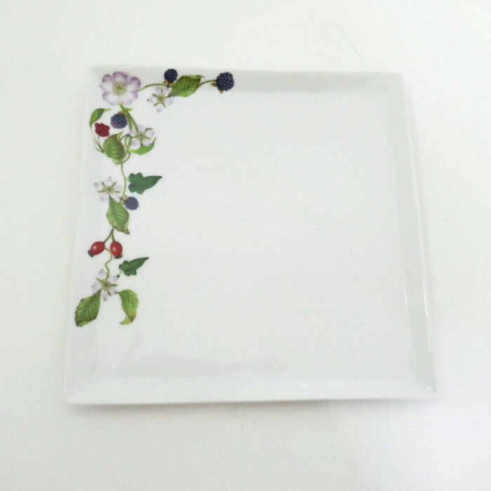 plat en porcelaine guirlande de fleurs